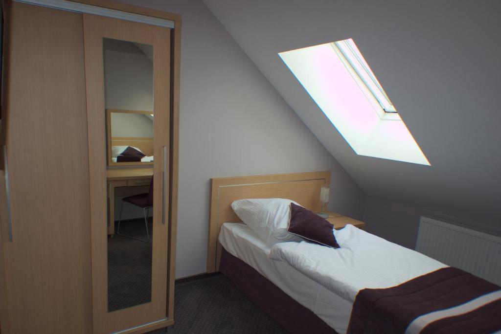 Hotel Pod Zlota Korona Opole Oda fotoğraf